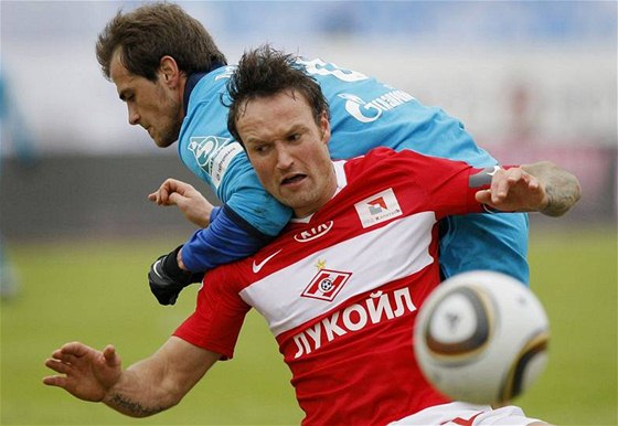 Martin Jiránek ze Spartaku Moskva (vpedu) bojuje s Danko Lazoviem.