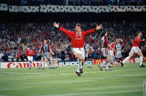 Teddy Sheringham slaví gól ve finále Ligy mistr v roce 1999. Útoník Manchesteru proti Bayernu v první minut nastavení vyrovnal na 1:1.