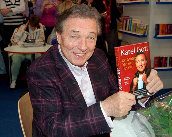 Karel Gott na mezinárodním kniním veletrhu v Lipsku poktil nmecké vydání knihy Karel Gott - Zlatý hlas z Prahy (Die goldene Stimme aus Prag)