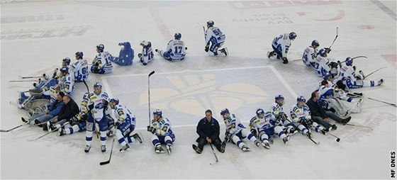 Hokejisté brnnské Komety pi závrené dkovace.