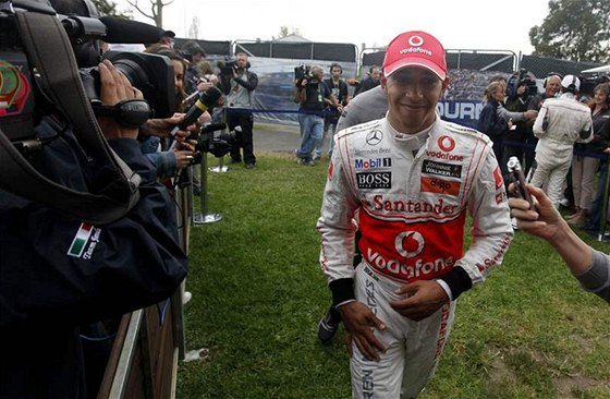 Lewis Hamilton v centru mediálního zájmu po kvalifikaci Velké ceny Austrálie. 