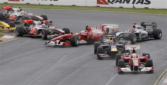 Fernando Alonso ztrácí kontrolu nad svým ferrari pi Velké cen Austrálie.