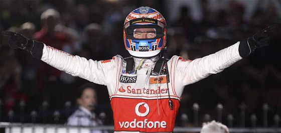 Jenson Button slaví triumf ve Velké cen Austrálie. 