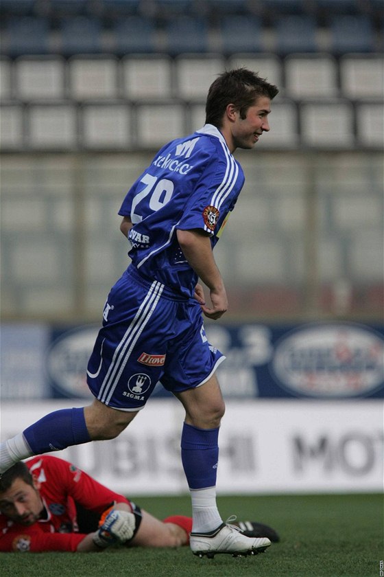 Olomoucký Pavel ultes se raduje z gólu svého spoluhráe.