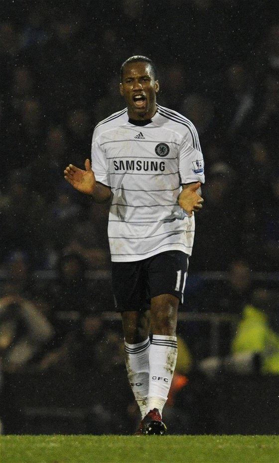 Útoník Didier Drogba z Chelsea povzbuzuje spoluhráe.