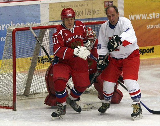 JAKO ZA STARÝCH AS. Jií Bubla (vpravo) bojuje ped ruskou brankou s Jurijem atalovem v utkání legend eska a Ruska.