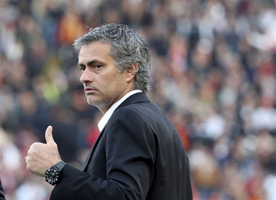POCHVALA. Trenér José Mourinho chválí hráe Interu Milán za povedenou akci.