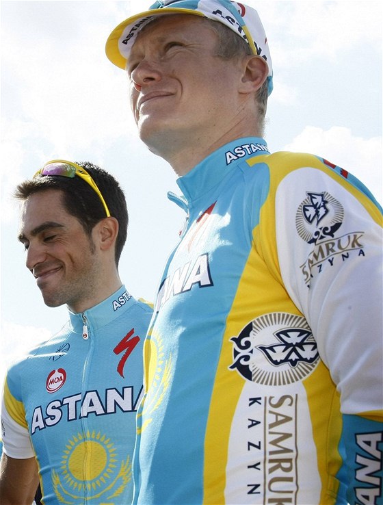 PED STARTEM. Alberto Contador (vlevo) a Alexander Vinokurov se pipravují na start cyklistického závodu.