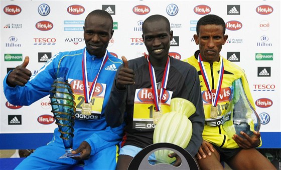 VÍTZOVÉ PRASKÉHO PLMARATONU. Zleva: Wilson Kwambai Chebet, Joel Kemboi Kimurer, Yemane Tsegay Adhane 