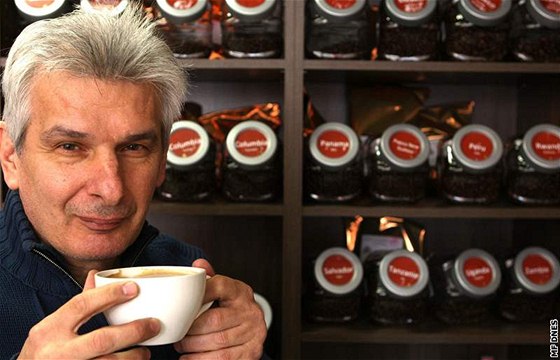 Jan Zemanovi vlastní obchod s kávou v Teplicích. álek prodává za 15 i 240 K.
