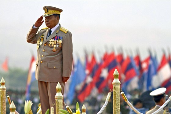Vdce barmské vojenské junty Than we (27. bezna 2010)