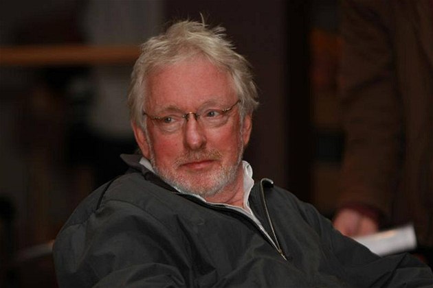 Re�isér Hugh Hudson p�ijede do Prahy s man�elkou Maryan d´Abo.
