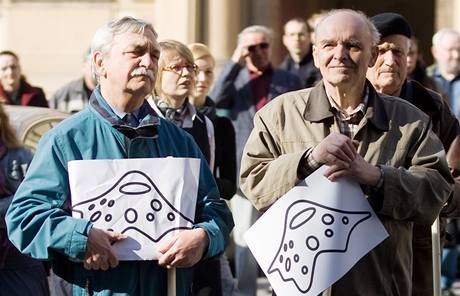 Ped praskm magistrtem probhla demonstrace proti politice veden msta. (25. bezna 2010)