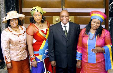 Prezident JAR Jacob Zuma se svmi manelkami (zleva: Nompumelelo Ntuli, Tobeka Madiba a Sizakele).