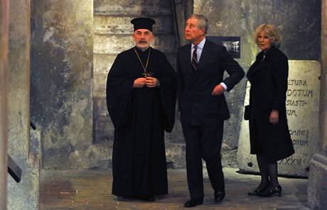 Princ Charles s Camillou si prohldli podzem kostela
