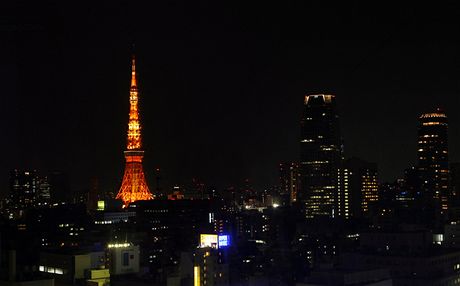 Hodina Zem - Tokio Tower v japonsk metropoli zhasla o chvli pozdji ne jin budovy (27. bezna 2010)
