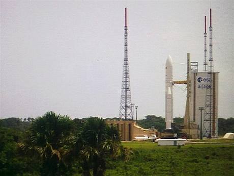 Raketa Ariane se satelitem Astra 3B krátce před odložením startu (MMS)