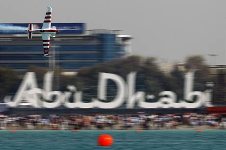 Paul Bonhomme pi zvodu srie Red Bull Air Race v Ab Zab