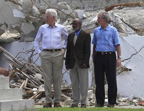 Bill Clinton a George Bush na Haiti (22. bezna 2010)