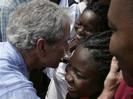 Bill Clinton a George Bush na Haiti (22. bezna 2010)