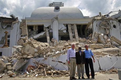 Bill Clinton a George Bush na Haiti (22. bezna 2010)