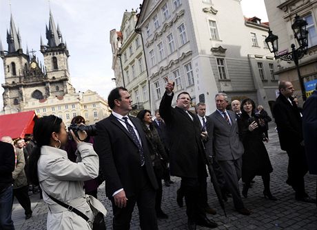 Po bohoslub si princ Charles proel historick jdro Prahy. Jeho ptomnost budila obrovsk zjem turist.