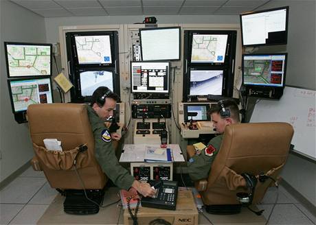 Piloti řídí své bezpilotní letouny přes monitor