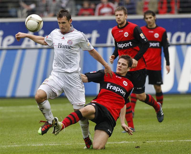 Útoník Miroslav Klose z Bayernu Mnichov (vlevo) uniká hrám Frankfurtu. Bavorský klub zápas nakonec prohrál.