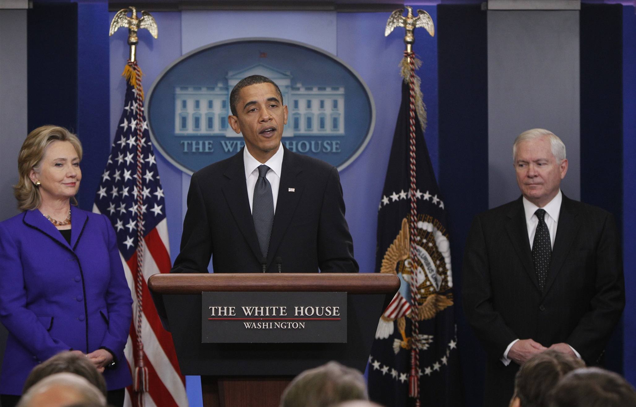 Americký prezident Barack Obama p�edstavil spole�n� s ministryní zahrani�í Hillary Clintonovou a �éfem rezortu obrany Robertem Gatesem text nové odzbrojovací dohody (26. 3. 2010