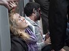 Cestující zranní pi atentátu v moskevské stanici metra Park kultury ekají na oetení.