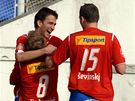 Fotbalisté Plzn se radují z gólu, který vstelil Marek Bako (vlevo)
