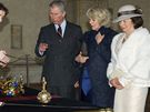 Britský následník trnu princ Charles s chotí Camillou si v doprovodu manelky eského prezidenta Livie Klausové prohlédl korunovaní klenoty 