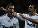 spn stelec Argentinec Higuain (vlevo) a Arbeloa (oba Real Madrid) se raduj z branky do st Getafe. 