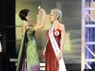 eská Miss World 2010 Veronika Machová dostala korunku od editelky soute Michaely Maláové
