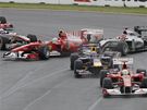 Fernando Alonso na Ferrari ztrácí kontrolu nad svým Ferrari pi Velké cen Austrálie. 