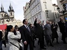 Po bohoslub si princ Charles proel historické jádro Prahy. Jeho pítomnost budila obrovský zájem turist.