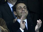Francouzsk prezindent Nicolas Sarkozy aplauduje ragbistm jeho zem.