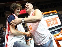 Martina Sblkov a Robert Zmlk pi charitativn akci, ped basketbalovm duelem Eurocupu Nymburk -Bilbao