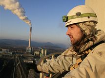 Aktivisté organizace Greenpeace na komíně elektrárny Prunéřov. (22. března 2010)