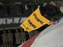 Aktivista Greenpeace na komn elektrrny Prunov (23. bezna 2010)