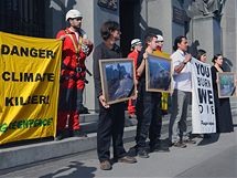 Aktivist Greenpeace ped ministerstvem Jakuba ebesty  (25. bezna 2010)