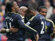 Radost fotbalist Chelsea: vlevo stelec Drogba, Alex, Kalou a Malouda