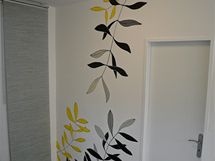 Barevné listy na stěně se opakují i v chodbě