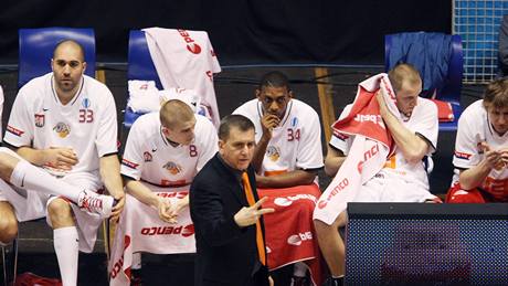 Basketbalist Nymburka a jejich kou Muli Katzurin bhem duelu Eurocupu s Bilbaem