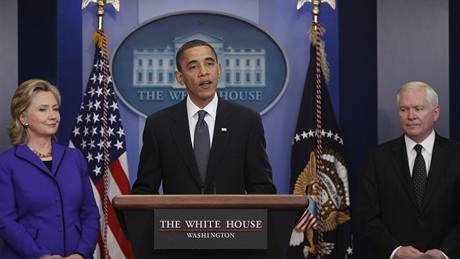 Americký prezident Barack Obama představil společně s ministryní zahraničí Hillary Clintonovou a šéfem rezortu obrany Robertem Gatesem text nové odzbrojovací dohody (26. 3. 2010