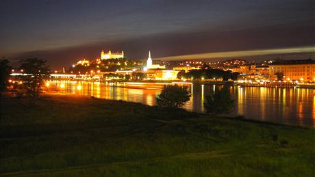 Pohled na starou Bratislavu z Petralky; tato scenérie, v ní hranici tvoí eka Dunaj, s nejednou vyskytuje v knize Jany Beové Café Hyena
