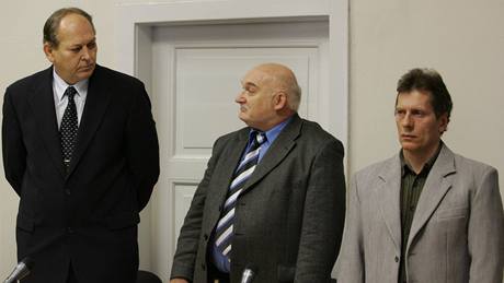 Obhájci Stanislav Devátý, Milan Hulík a bývalý důstojník BIS Vladimír Hučín, zproštěný obžaloby, Přerov  24. listopadu 2005