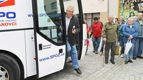 Milo Zeman na pedvolebním mítinku v Boskovicích - Ve volebním autobusu Zemák...