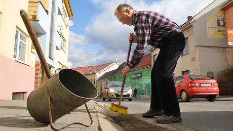 Lidé v Boskovicích vyslechli výzvu úadu a o víkendu se pustili do úklidu chodník ped svými domy