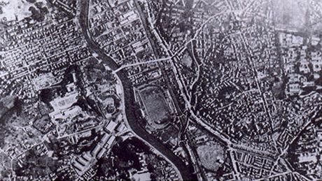 Výbuch atomové bomby v Hirošimě - Snímky zachycují japonské město Hirošima před...